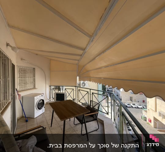 מרפסת עם סוכך בצבע בז